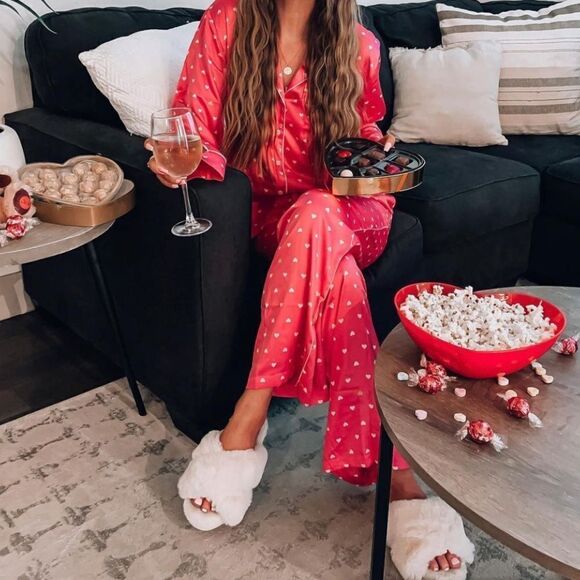 White fuzzy slippers - Picture 3 of 3